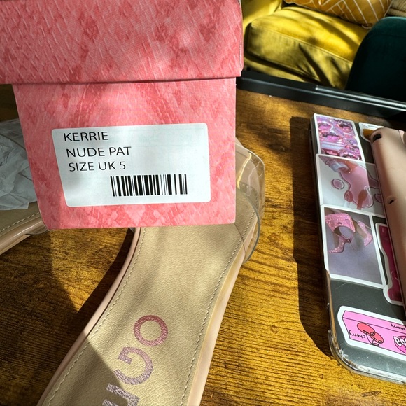 US 7 Fits like a 6 • Flat Slides
• Canvas Material
• Striped Design
• PVC Strap - Picture 2 of 6